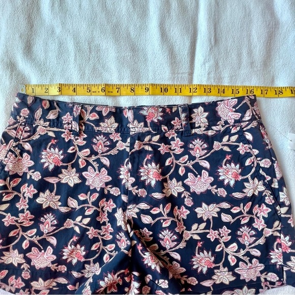 Gap Women NWT Women’s Size 8 Navy Blue Floral Stretch Mid‎ Rise City Shorts - Picture 7 of 11